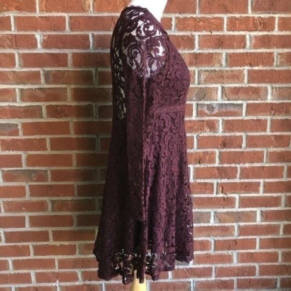 Kimchi Blue‎ Lace Deep V-neck Dress - Size 4